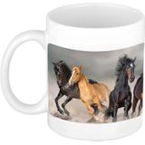 Dravende zwarte / witte paarden koffiemok / theebeker wit - 300 ml - keramiek - cadeau beker / paardenliefhebber mok