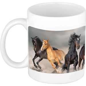 Dravende zwarte / witte paarden koffiemok / theebeker wit - 300 ml - keramiek - cadeau beker / paardenliefhebber mok