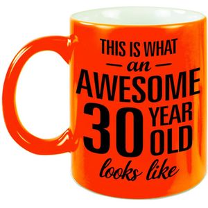 This is what an awesome 30 year old looks like cadeau mok / beker - 330 ml - neon oranje - verjaardag - kado koffiemok / theebeker