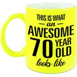 This is what an awesome 70 year old looks like cadeau mok / beker - 330 ml - neon geel - verjaardag - kado koffiemok / theebeker