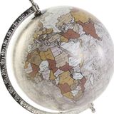 Items Deco Wereldbol/globe op voet - kunststof - beige/zilver - home decoratie artikel - D20 x H30 cm