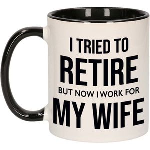 I tried to retire but now I work for my wife koffiemok / theebeker - 300 ml - wit met zwart - kantoorhumor / VUT / pensioen - grappige cadeau mok