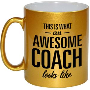 This is what an awesome coach looks like tekst cadeau mok / beker - goud - 330 ml - Coach / trainer kado
