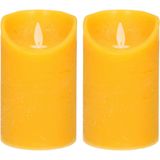 2x Oker gele LED kaarsen / stompkaarsen 12,5 cm - Luxe kaarsen op batterijen met bewegende vlam