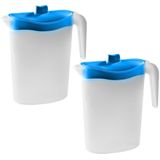 2x Waterkannen/sapkannen met blauwe deksel 2,5 liter 11 x 23 x 26 cm kunststof - Sapkannen/waterkannen/schenkkannen/limonadekannen