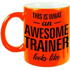 This is what an awesome trainer looks like tekst cadeau mok / beker - neon oranje - 330 ml - Trainer / coach kado