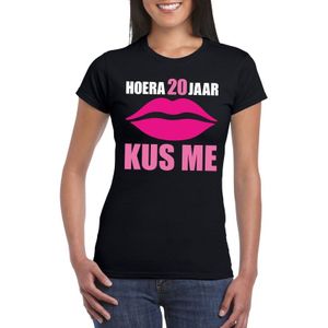 Verjaardag t-shirt zwart dames - Hoera 20 jaar kus me