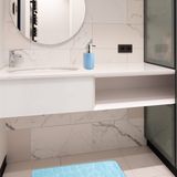 MSV badkamer droogloop mat/tapijt Kiezel motief - 50 x 80 cm - zelfde kleur zeeppompje 260 ml - lichtblauw