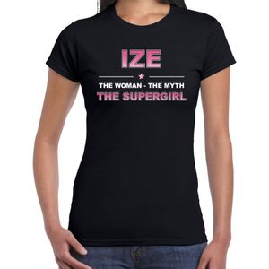 Naam cadeau Ize - The woman, The myth the supergirl t-shirt zwart - Shirt verjaardag/ moederdag/ pensioen/ geslaagd/ bedankt