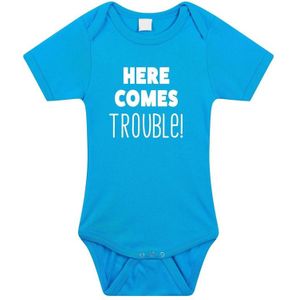 Here comes trouble tekst baby rompertje blauw jongens - Kraamcadeau - Babykleding