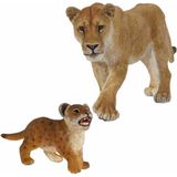 Plastic speelgoed dieren figuren setje 2x stuks leeuwen familie van moeder en kind. Formaten zijn 13 en 7 cm