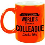 This is what the worlds greatest colleague looks like - cadeau mok / beker - neon oranje - 330 ml - Bedankt cadeau collega