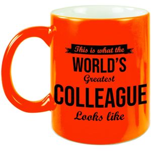 This is what the worlds greatest colleague looks like - cadeau mok / beker - neon oranje - 330 ml - Bedankt cadeau collega