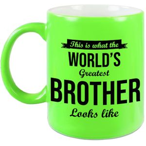 What the worlds greatest brother looks like cadeau mok / beker - 330 ml - neon groen - verjaardag / cadeau - broer - tekst mokken