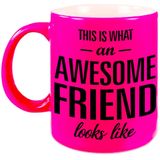 This is what an awesome friend looks like tekst cadeau mok / beker - neon roze - 330 ml - vrienden / vriendinnen kado