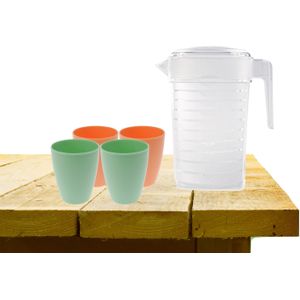 Set van 1x waterkan met deksel 1L met drinkbekers 2x groen en 2x oranje