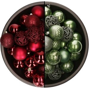 Bellatio Decorations Kerstballen mix - 74-delig - donkerrood en salie groen - 6 cm - kunststof