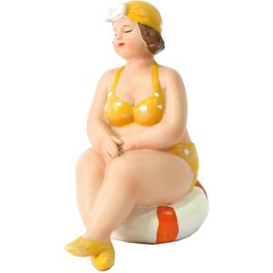 Home decoratie beeldje dikke dame - zittend - geel badpak - 11 cm