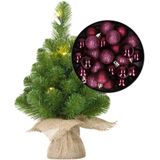 Mini kerstboom/kunstboom met verlichting 45 cm en inclusief kerstballen aubergine paars - Kerstversiering