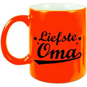 Liefste oma tekst cadeau mok / beker - 330 ml - neon oranje - kado koffiemok / theebeker