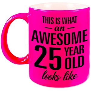 This is what an awesome 25 year old looks like cadeau mok / beker - 330 ml - neon roze - verjaardag - kado koffiemok / theebeker