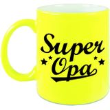 Super opa tekst cadeau mok / beker - 330 ml - neon geel - kado koffiemok / theebeker
