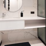 MSV badkamer droogloop mat/tapijt - 40 x 60 cm - met zelfde kleur zeeppompje 275 ml - zwart