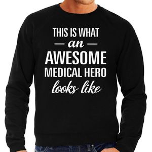 Awesome medical hero cadeau sweater / trui zwart met witte letters voor heren - zorgpersoneel sweaters / waardering truien
