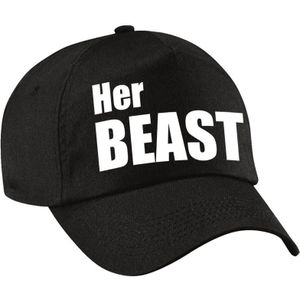 Her Beast pet / cap zwart met witte letters voor heren - verkleedpet / feestpet