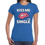Kiss me I am Single t-shirt blauw dames - feest shirts dames