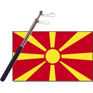 Landen vlag Macedonie - 90 x 150 cm - met compacte draagbare telescoop vlaggenstok - zwaaivlaggen