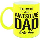 This is what an awesome dad looks like cadeau mok / beker - 330 ml - neon geel - Vaderdag / verjaardag - koffiemok / theebeker