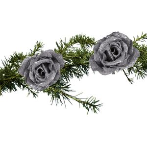 Kerstboom bloemen op clip - 2x stuks - zilver besneeuwd - kunststof - 9 cm