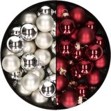 Mini kerstballen - 48x st - zilver en donkerrood - 2,5 cm - glas - kerstversiering