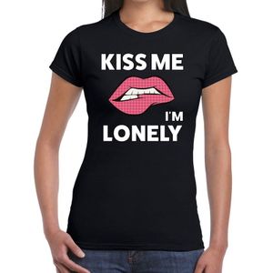Kiss me i am lonely t-shirt zwart dames - feest shirts dames