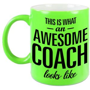 This is what an awesome coach looks like tekst cadeau mok / beker - neon groen - 330 ml - Coach / trainer kado