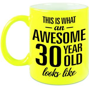 This is what an awesome 30 year old looks like cadeau mok / beker - 330 ml - neon geel - verjaardag - kado koffiemok / theebeker