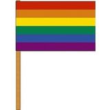 3x Luxe zwaaivlaggen/handvlaggen regenboog 30 x 45 cm met houten stok -  LGBT/LGBTQ feestartikelen