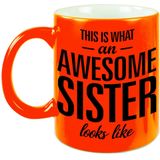 This is what an awesome sister looks like tekst cadeau mok / beker - neon oranje - 330 ml -  kado zus / zusje