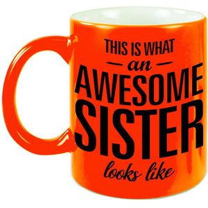 This is what an awesome sister looks like tekst cadeau mok / beker - neon oranje - 330 ml -  kado zus / zusje