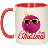 Set van 2x stuks cadeau kerstmokken rood Merry Christmas roze smiley kerstbal - 300 ml - keramiek - koffiemokken - kerstcadeau