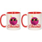 Set van 2x stuks cadeau kerstmokken rood Merry Christmas roze smiley kerstbal - 300 ml - keramiek - koffiemokken - kerstcadeau