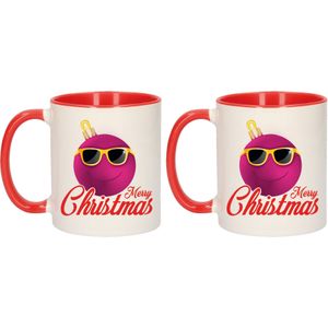 Set van 2x stuks cadeau kerstmokken rood Merry Christmas roze smiley kerstbal - 300 ml - keramiek - koffiemokken - kerstcadeau