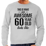 Awesome 60 year - geweldige 60 jaar cadeau sweater grijs heren -  Verjaardag cadeau trui