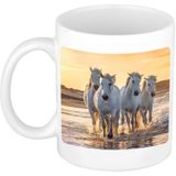 Set van 2x stuks dravende witte paarden op strand koffiemok / theebeker wit - 300 ml - keramiek - cadeau beker / paardenliefhebber mok