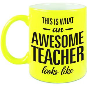 This is what an awesome teacher looks like tekst cadeau mok / beker - 330 ml - neon geel - kado juf/meester/docent/leraar/lerares