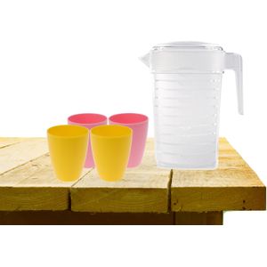 Set van 1x waterkan met deksel 1L met drinkbekers 2x roze en 2x geel