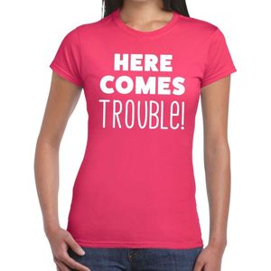 Here comes trouble tekst t-shirt roze dames - feest shirt Here comes trouble voor dames