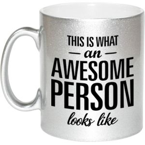 This is what an awesome person looks like cadeau mok / beker - 330 ml - zilverkleurig - verjaardag - kado mok / beker