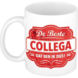 De beste collega dat ben ik dus cadeau koffiemok / theebeker wit met rood embleem - 300 ml - keramiek - afscheidsmok / cadeaumok collega